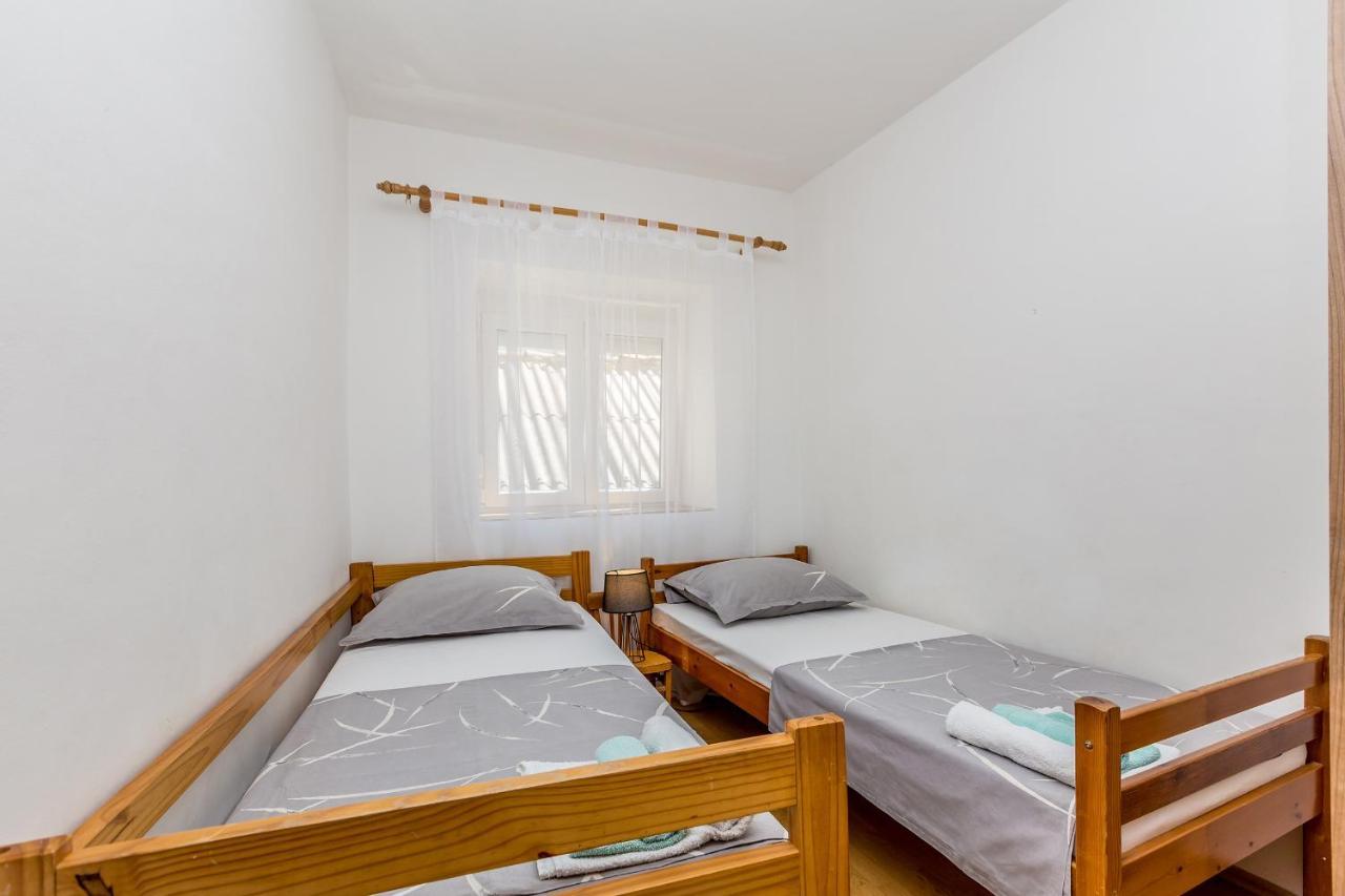 Private Accommodation Stara Baška Kültér fotó